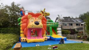 huur-springkussen-leeuw-met-glijbaan-in4more