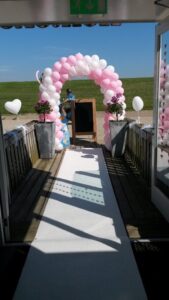 in4more-ballonneboog-bruiloft-harlingen-roze-parelmoer-wit-zilt