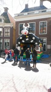in4more-springkussen-koe-verhuur-friesland