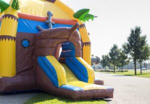 in4more-springkussen-piratenschip-glijbaan-huren-verhuur