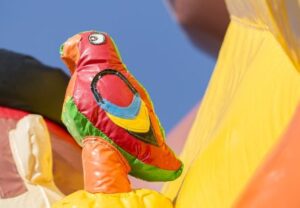 in4more-springkussen-piratenschip-glijbaan-papegaai-huren