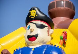 in4more-springkussen-piratenschip-glijbaan-obstakel-piraat-huren