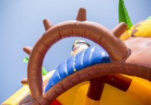 in4more-springkussen-piratenschip-glijbaan-obstakel-stuurwiel-huren