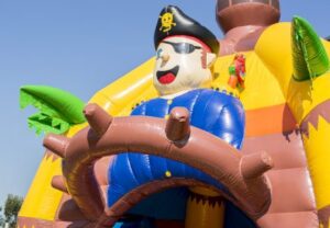 in4more-springkussen-piratenschip-glijbaan-obstakel-voorzijde-huren