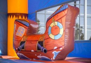 in4more-springkussen-piratenschip-obstakel-huren