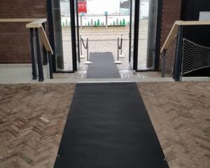 in4more-zwarte-loper-afzetpaaltjes-zwart-koord-huren-500x400