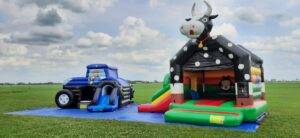 koe en tractor-springkussen-in-het-weiland-huren-in4more