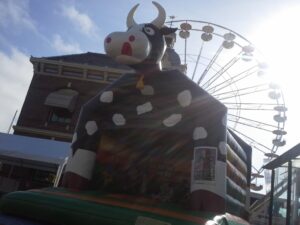 koe-springkussen-kermis-te-huur-in4more