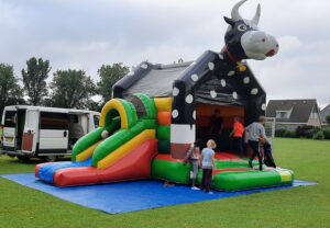 koe-springkussen-huren-feest-in4more-harlingen