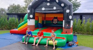 koe-springkussen-te-huur-kinderfeest-in4more-harlingen