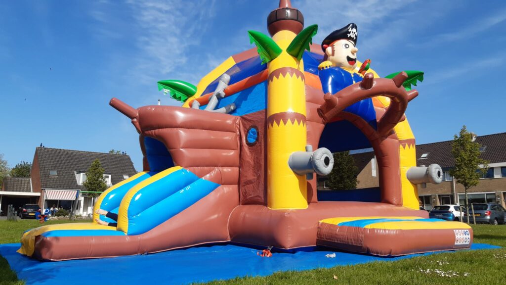 piraat-springkussen-in4more-harlingen-huren-feest