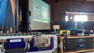 geluidsinstallatie-mengpaneel-projectiescherm-beamer-huren-in4more-harlingen