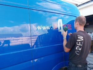 bestelbus-in4more-logo-verwijderen