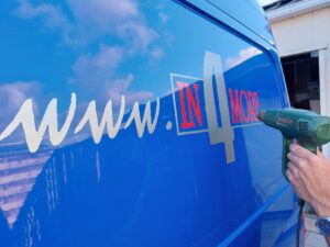 blauwe-bestelbus-in4more-oude-logo-verwijderen