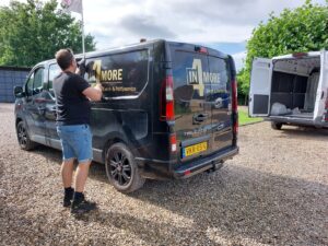 zwarte-bus-nieuwe-logo-plaatsen-door-sjoerd-van-gsh